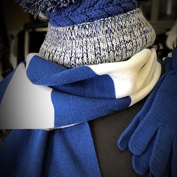 SET - Pom Pom Hat, Scarf, Gloves - Picture 3 of 7